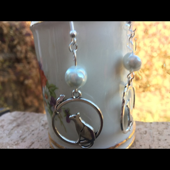 White Glass Pearl Cat and Mouse Dangle Earrings - Picture 5 of 6